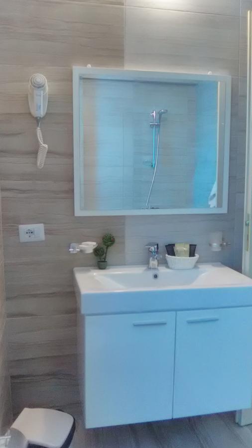 סרנדה Aler Holiday Inn מראה חיצוני תמונה